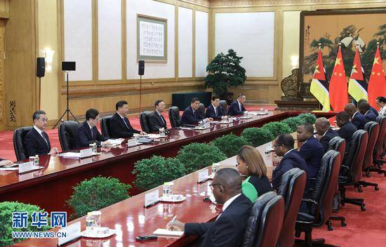 4月24日，国家主席习近平在北京人民大会堂会见莫桑比克总统纽西。新华社记者丁林摄