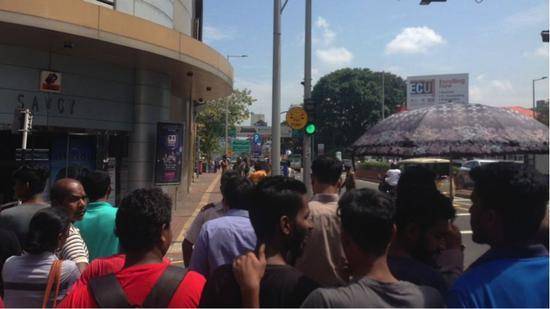 斯里兰卡国防部长表示，24日在戏院附近发现一辆可疑摩托，已由警方控制提前进行引爆，无造成伤亡。（Twitter：@zulluthu/图）
