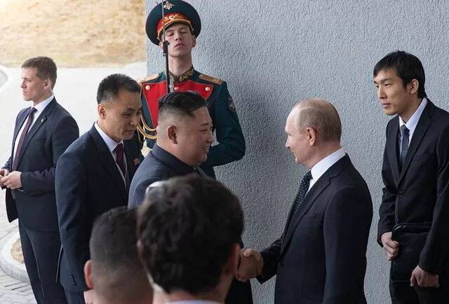  4月25日，在俄罗斯符拉迪沃斯托克，俄罗斯总统普京（右二）与朝鲜最高领导人金正恩在会谈前握手。新华社记者白雪骐摄
