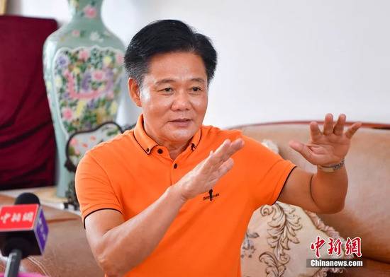  66岁的海军老战士林亚和讲述南沙峥嵘往事。骆云飞摄