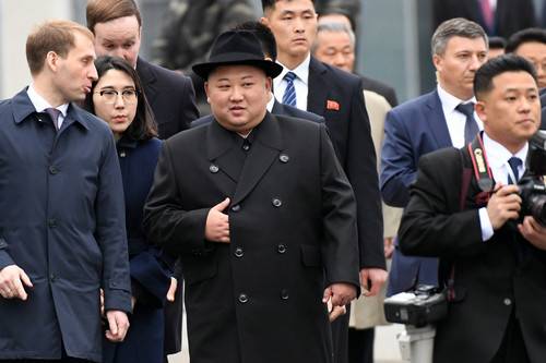 朝鲜最高领导人金正恩（中）4月24日抵达俄罗斯远东城市符拉迪沃斯托克（法新社）
