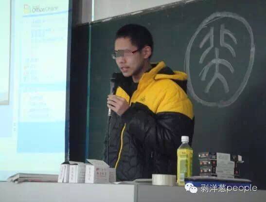 吴谢宇在分享北大自主招生考试和高考复习的经验