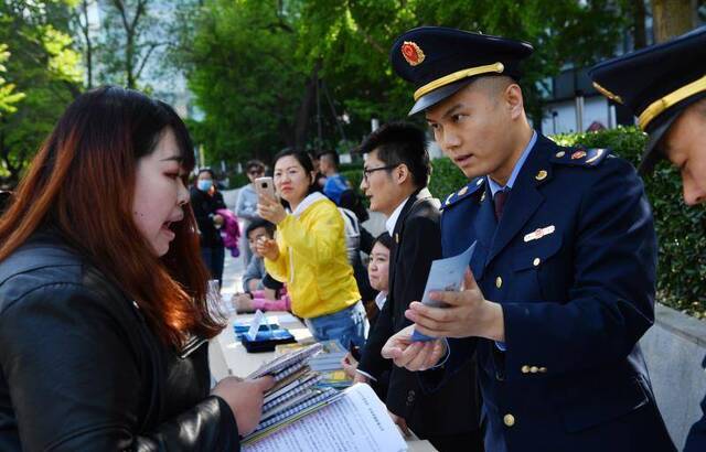 4月26日下午，北新桥街道办事处政务服务中心在东直门来福士广场开展世界知识产权日宣传活动。摄影/新京报记者李木易