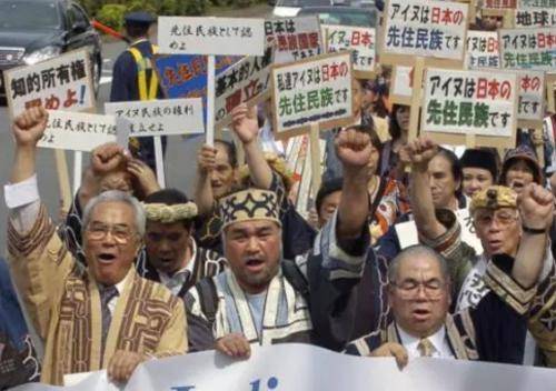 图为阿依努族后人争取日本政府承认其民族存在的抗议运动