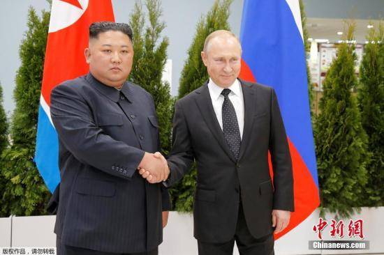 当地时间4月25日，朝鲜最高领导人金正恩和俄罗斯总统普京，在俄远东联邦大学首次会晤。双方在见面后，进行了握手致意，随后将举行“一对一”会谈。