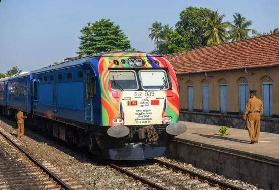 ▲4月8日，一辆火车停靠在斯里兰卡南部马特勒火车站，准备驶往贝利亚塔。（新华社）