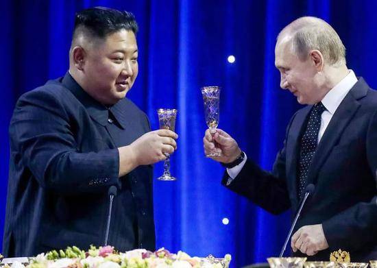 2019年4月25日，俄罗斯符拉迪沃斯托克，俄罗斯总统普京（右）为到访的朝鲜最高领导人金正恩举行招待会。图/IC