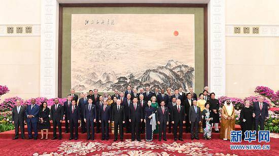 4月26日，国家主席习近平和夫人彭丽媛在北京人民大会堂举行宴会，欢迎出席第二届“一带一路”国际合作高峰论坛的外方领导人夫妇及嘉宾。这是习近平和彭丽媛同外方领导人夫妇及嘉宾合影留念。新华社记者谢环驰摄