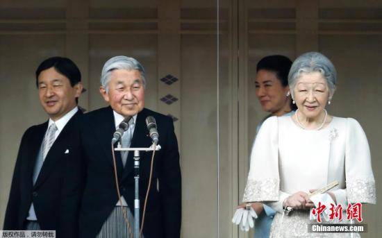 资料图：日本明仁天皇和皇族成员在皇宫接受民众的新年朝贺。