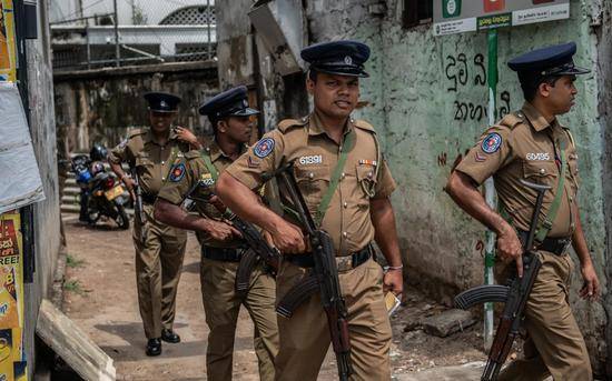 警察在斯里兰卡首都科伦坡巡逻，图片来自《每日电讯报》