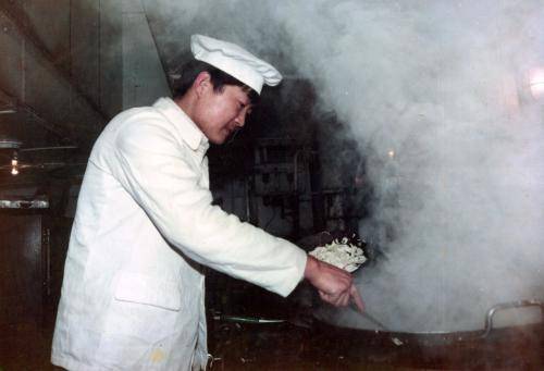  1990年7月15日，远望2号船船务部门张志宏劳累过度因公殉职。