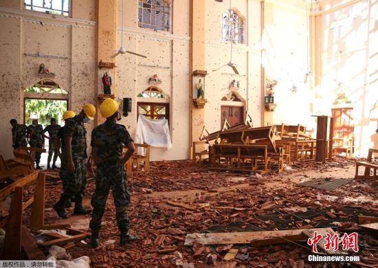 资料图：当地时间4月22日，斯里兰卡受袭教堂瓦砾遍地，满目狼藉。据报道，4月21日复活节当天，斯里兰卡发生连环炸弹爆炸案，3座教堂和4家酒店先后遇袭，另有一所民宅在警方进入搜查时发生爆炸。