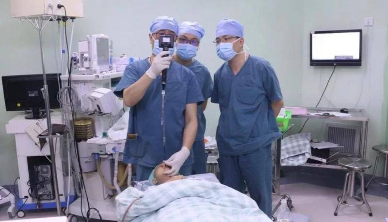 林道炜副教授（左）正在进行术前插管麻醉，陈仁辉医生（中）和黄志权教授（右）密切关注