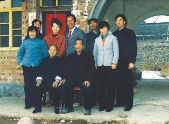 1987年11月，郭台铭先生偕夫人林淑茹第一次回乡省亲