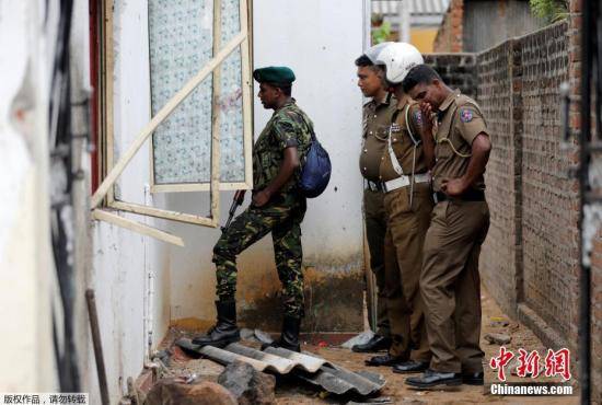 资料图：斯里兰卡警方称，三名男子26日晚上在东部城镇卡尔穆奈附近的一所房屋内引爆炸药，除了他们以外，导致3名妇女和6名儿童死亡。