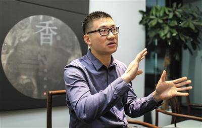 李治中笔名菠萝，美国杜克大学癌症生物学博士，“80后”知名癌症科普作者，文笔风趣幽默，影响上千万人。