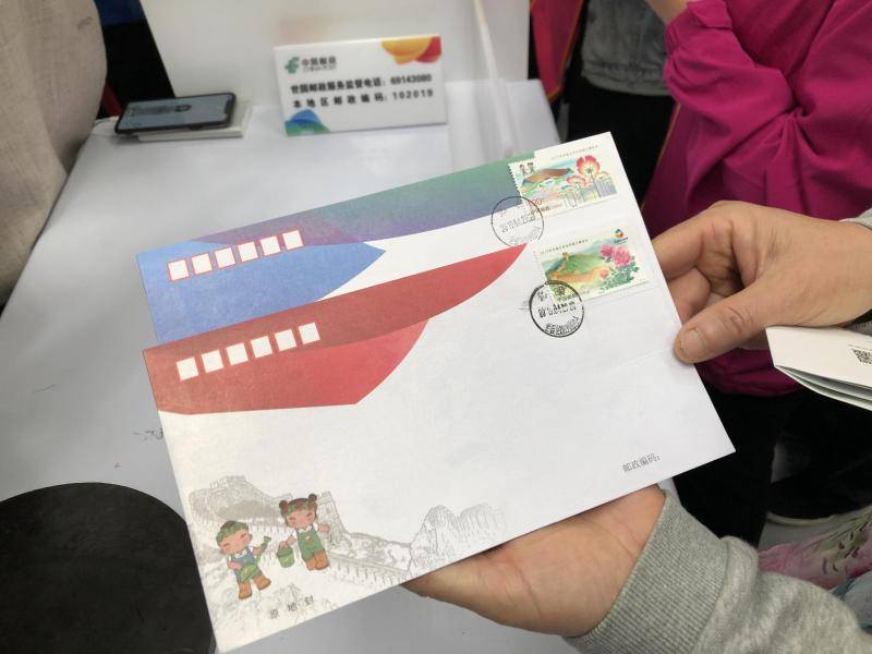 世园会开园探访：游客排队抢购纪念邮票、“首日封”