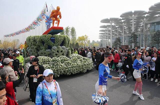 北京世园会“花车巡游”精彩亮相