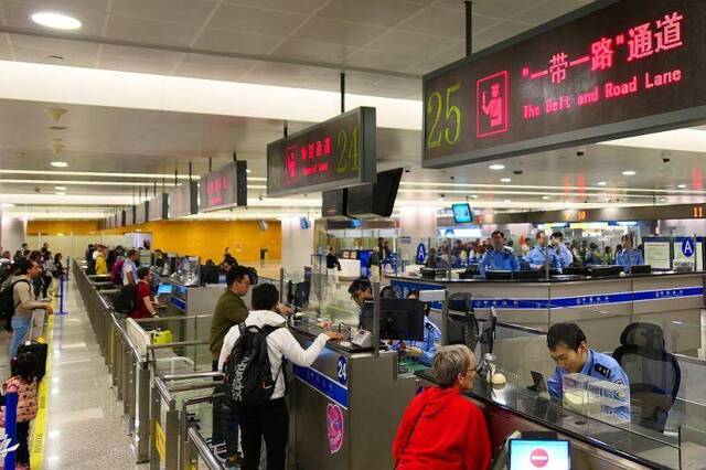 上海浦东国际机场口岸迎来节前出境客流高峰