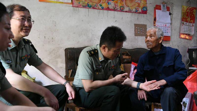 当医疗队来到广西兴安 87岁老兵行了个标准的军礼