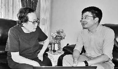 屠呦呦研究员（左）与王继刚研究员进行交流。中国中医科学院中药研究所供图