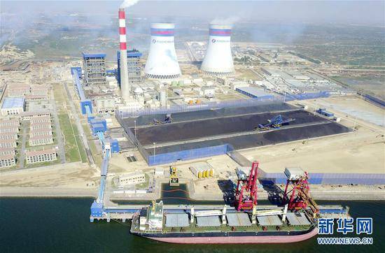 这是巴基斯坦卡西姆港燃煤电站全景（2017年11月28日摄）。新华社记者刘天摄
