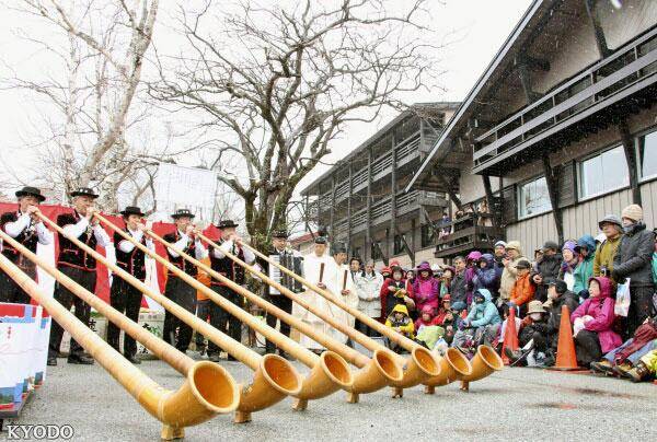 长野县松本市上高地开山祭上的阿尔卑斯长号演奏