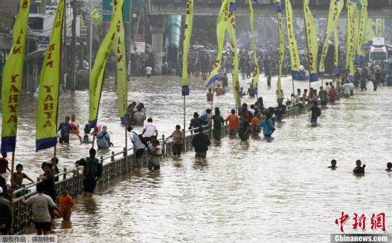 印尼暴雨引发洪水及泥石流 已致17人死亡上万人撤离