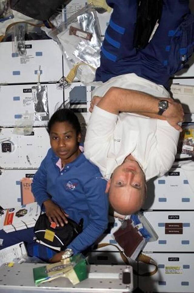 2006年，发现号航天飞机停靠国际太空站的时候，航天员史达夫妮.威尔森（Stephanie D. Wilson）和马克.凯利飘浮在发现号航天飞机里。 PHO