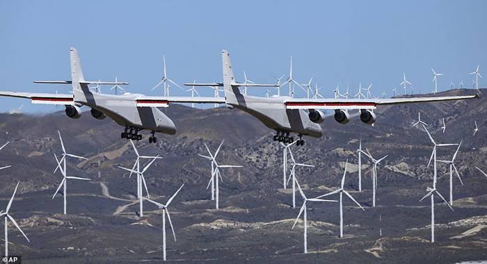 世界最大飞机“平流层发射运载者”（Stratolaunchcarrier）在美国加州首次飞行成功可携带太空火箭射卫星