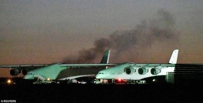 世界最大飞机“平流层发射运载者”（Stratolaunchcarrier）在美国加州首次飞行成功可携带太空火箭射卫星