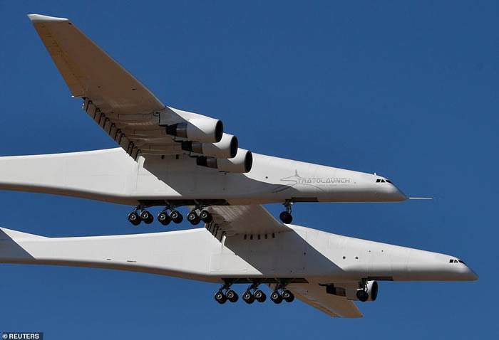 世界最大飞机“平流层发射运载者”（Stratolaunchcarrier）在美国加州首次飞行成功可携带太空火箭射卫星