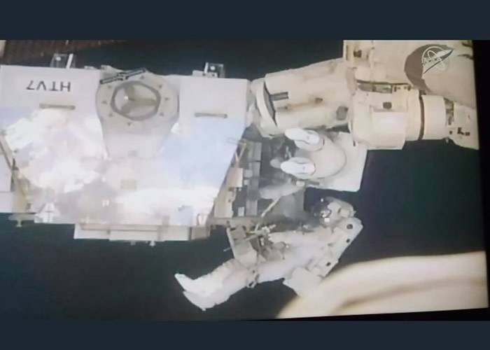 NASA宇航员2019年首次太空漫步国际空间站外换老化电池