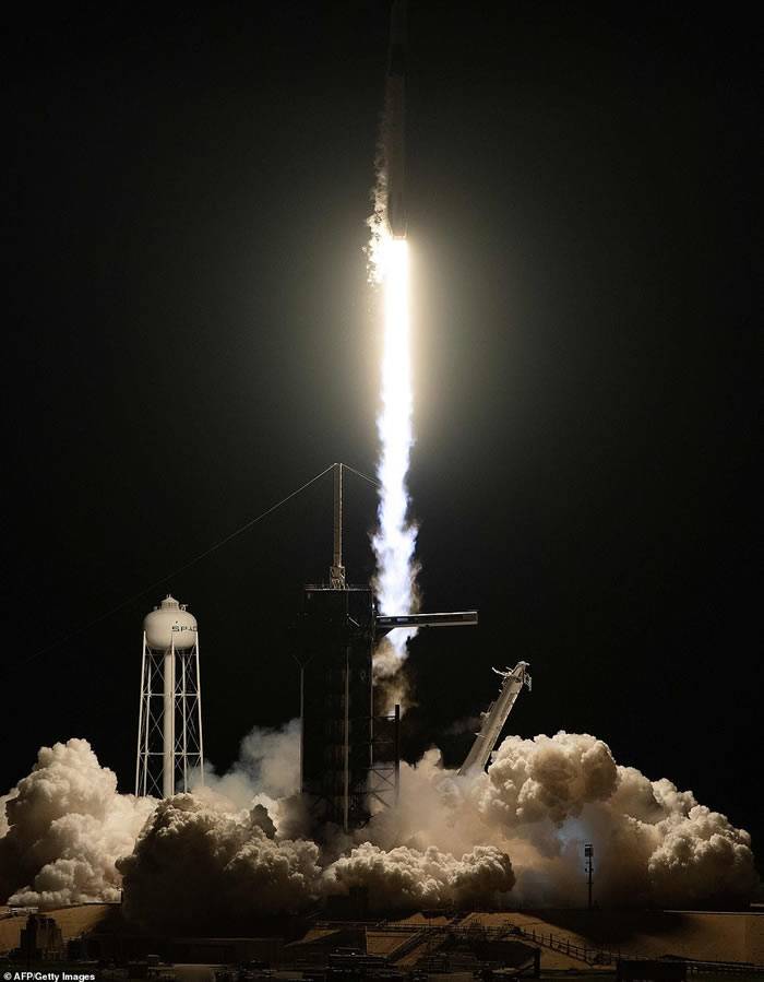 SpaceX在YouTube上对载有龙飞船的猎鹰9号运载火箭的发射进行了直播