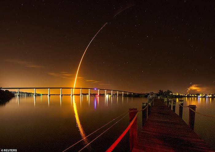 SpaceX在YouTube上对载有龙飞船的猎鹰9号运载火箭的发射进行了直播