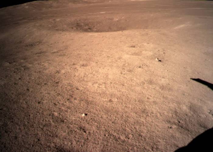 探测器的着陆器监视C相机拍摄的月球背面影像。