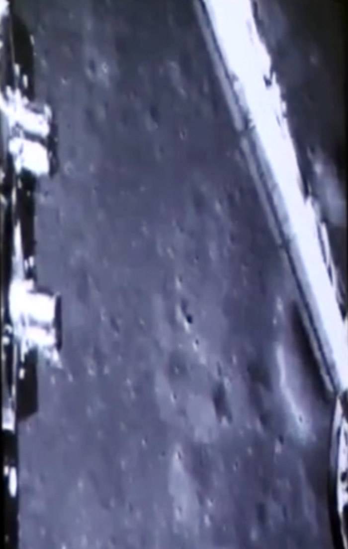 探测器着陆过程中通过降落相机拍摄的月背影像。