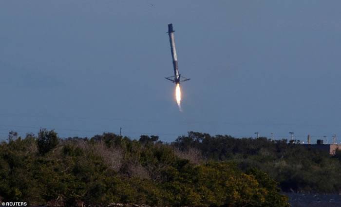 美国SpaceX“猎鹰九号”火箭完成太空任务返回地球时着陆失败坠海