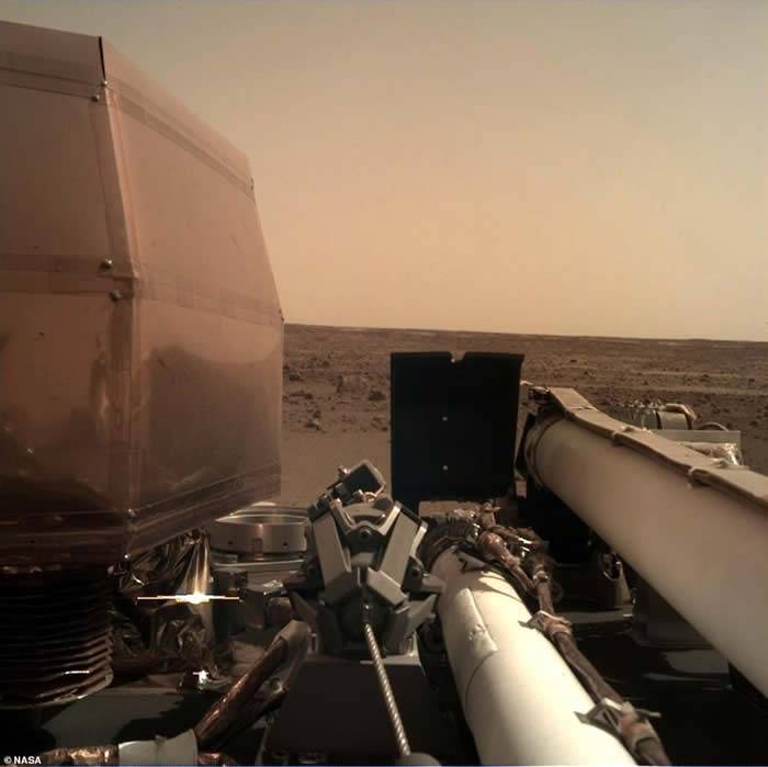 洞察号成功登陆火星赤道上的埃律西昂平原第一张清晰版火星天空曝光