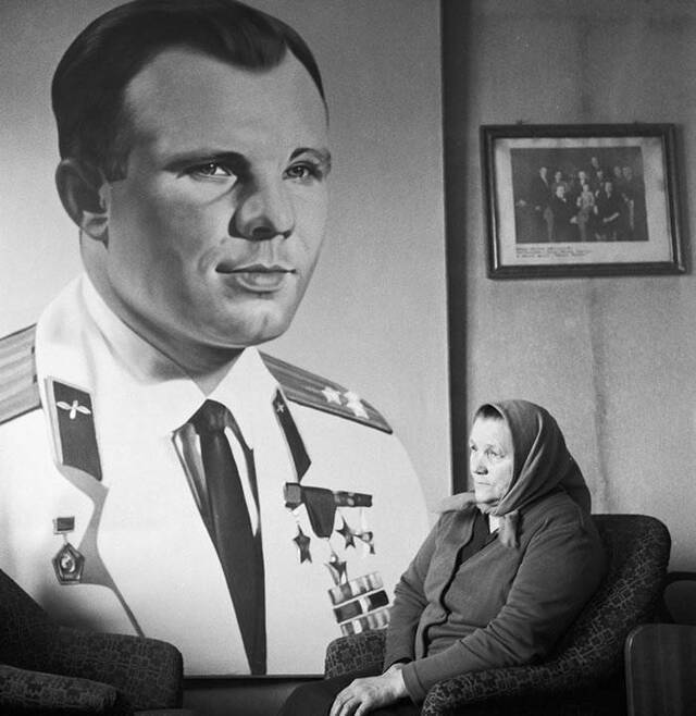 安娜·季莫菲耶夫娜·加加林娜在儿子肖像旁