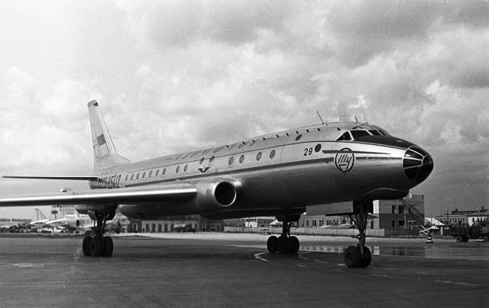 1955年，在图-16基础上，图波列夫设计局又研制出苏联首架图-104喷气式飞机