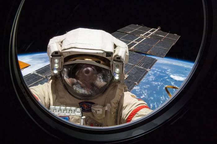 在国际太空站上工作的俄罗斯太空人亚历山大.斯科沃尔佐夫（Alexander Skvortsov），正在进行历时5小时11分钟的太空漫步。 PHOTOGRAPH