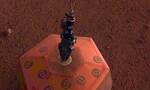 洞察号着陆器在火星表面安装地震仪