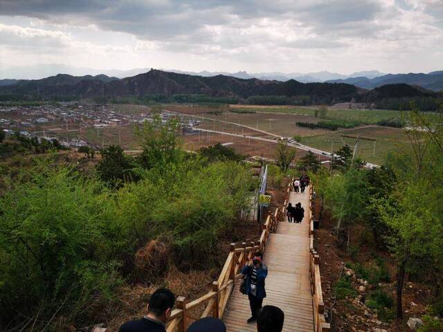 体验首趟“怀密线” 去古北口的乘客最多