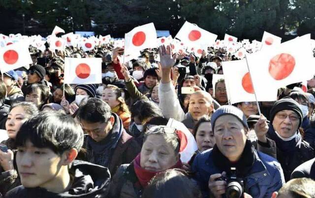 新天皇即将即位,日本出现街头兜售国旗骗钱骗局