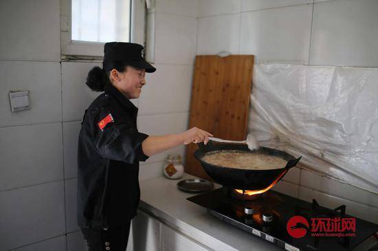 阿克苏地区破城子边境检查站的厨房里，一名女干警正在做午餐。范凌志摄