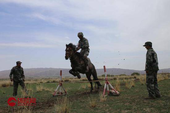 拜城县老虎台乡民兵骑兵连护边员在训练骑术。范凌志摄