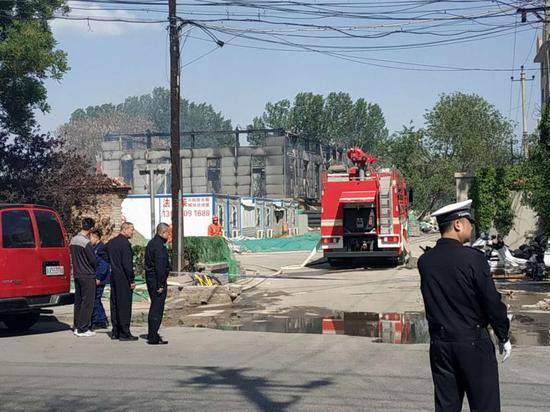 北京八大处一工地起火 民警称现场烟雾有毒