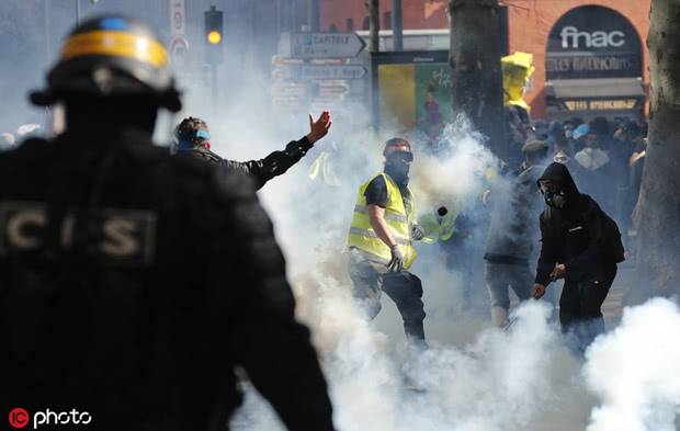 2019年4月14日，法国图卢兹，“黄背心”与警方发生冲突图源：IC photo