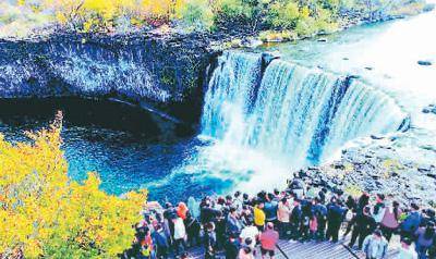 世界地质公园镜泊湖景区迎来游客高峰